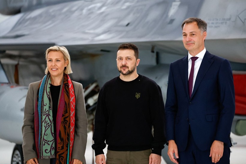 Tổng thống Ukraine Zelenski thăm các máy bay F-16 tại một căn cứ không quân Bỉ (Ảnh: Reuters). Zelenski tham can cu F-16 Bi.JPG