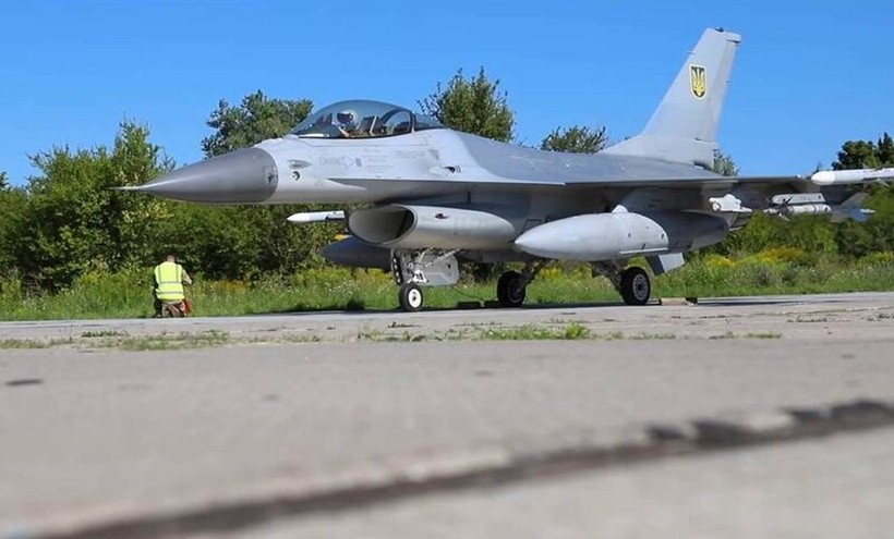 F-6 lan tren duong bang.jpg