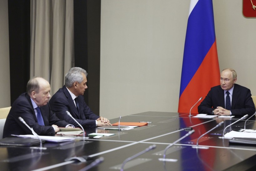 Tổng thống Putin triệu tập và chủ trì cuộc họp bàn về tình hình Kursk (Ảnh: AP). Ong Putin trieu tap hop.jpg
