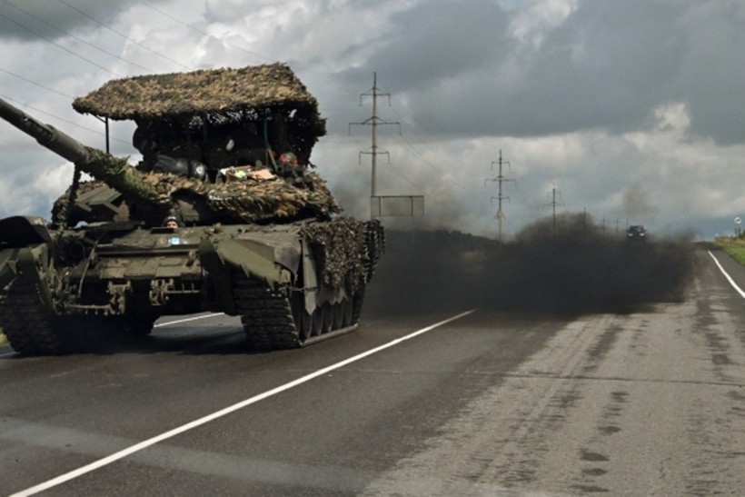 Xe tăng T-72 của Nga được đưa tới tăng viện cho Kursk (Ảnh: Getty). T-72 cua Nga.jpg