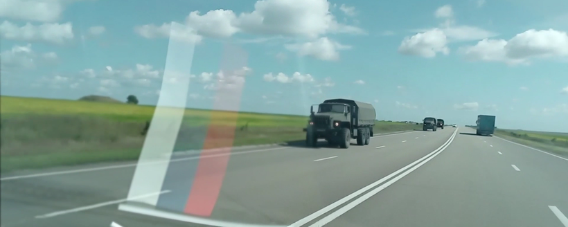Đoàn xe chở lực lượng tăng viện của Nga tới Kursk (Ảnh: Sputnik) Xe cho luc luong Nga.png