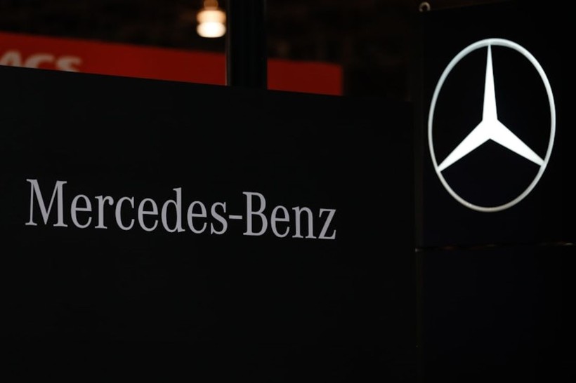 Hãng Mercedes-Benz bị chỉ trích sau vụ xe điện của hãng bị cháy. Hang xe bi chi trich phan ung cham va chieu le.jpg