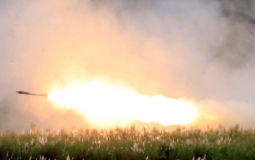 Hình ảnh một quả tên lửa HIMARS đang bay tới mục tiêu (Ảnh: Reuters). Ten lua dang phong.jpg