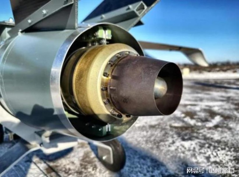 Ảnh chụp phần đuôi tên lửa UAV Palyanytsia cho thấy nó sử dụng động cơ tên lửa. Duoi UAV-ten lua.jpg