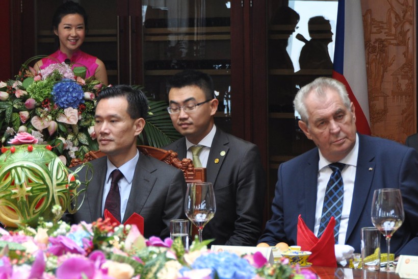 Diệp Giản Minh gặp Tổng thống Séc Miklos Zeman (Ảnh: Sohu). Diep Gian Minh và Tong thong Sec o Thuong Hai.jpg