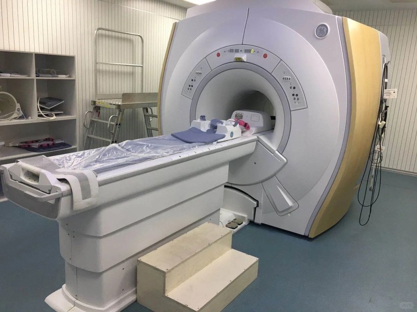 Máy chụp cộng hưởng từ được sử dụng khám tuyến tiền liệt cho bệnh nhân nữ. May chup cong hiong tu trang bi dung chup cho phu nu.jpg