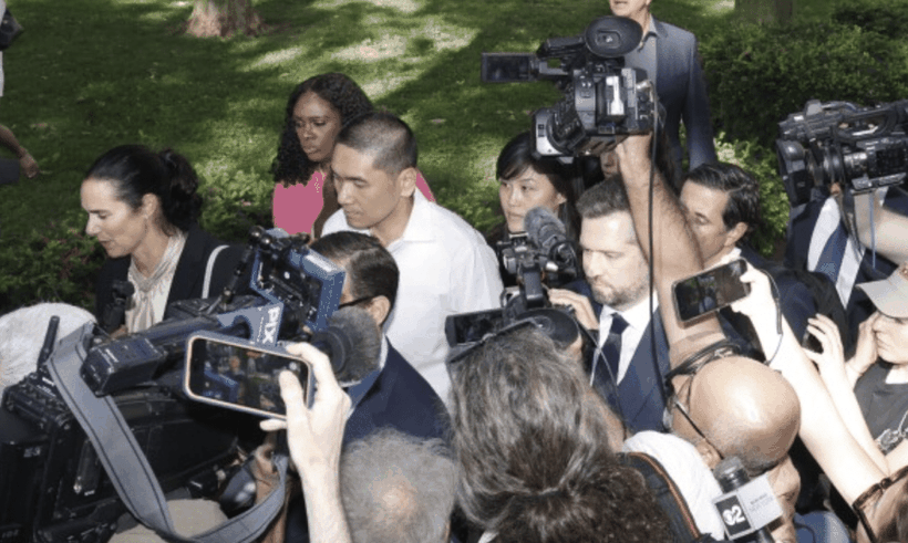 hai bi cao bi bao chi vay quanh.png