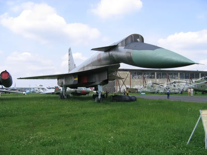 Máy bay mẫu T-4 của Nga trong Bảo tàng Không quân (Ảnh: Topwar). May bay T-4 trong bao tang.png
