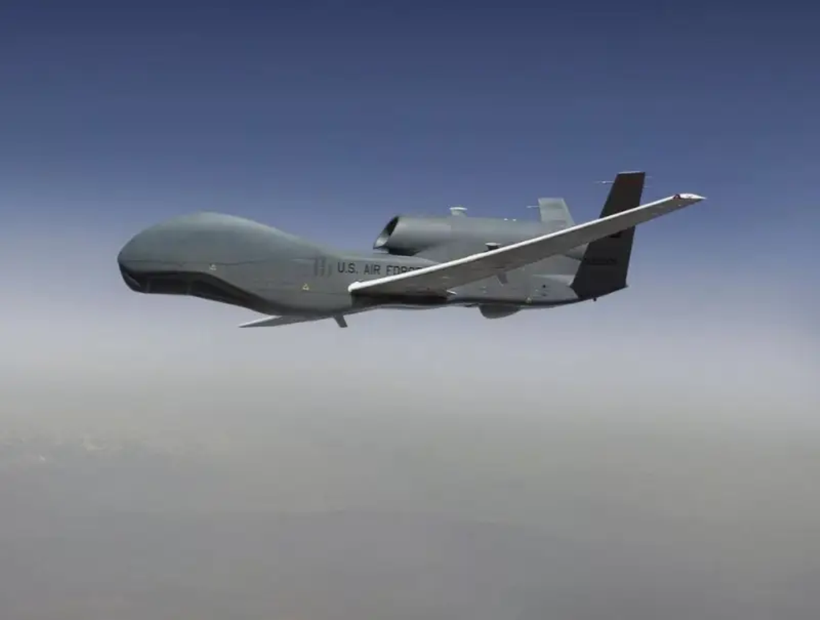 Máy bay không người lái trinh sát chiến lược RQ-4 Global Hawk của Mỹ (Ảnh: Topwar). RQ-4 My.png