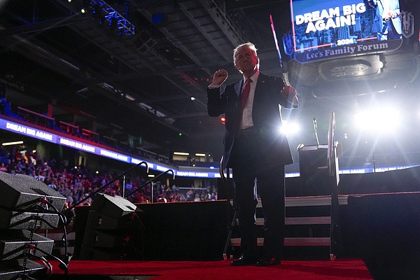 Ong Trump van dong o Nevada.jpg