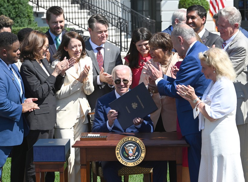 Joe Biden ki Dao luat Chip.jpg