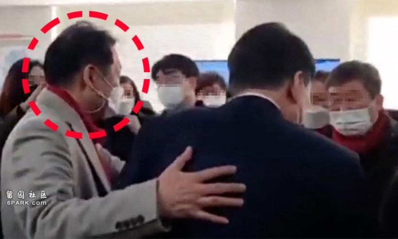 Jeon Seong-bae  om lung Yoon Suk-yeol.jpg