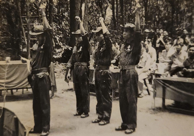 Binh si nguy gia nhap QGP.jpg