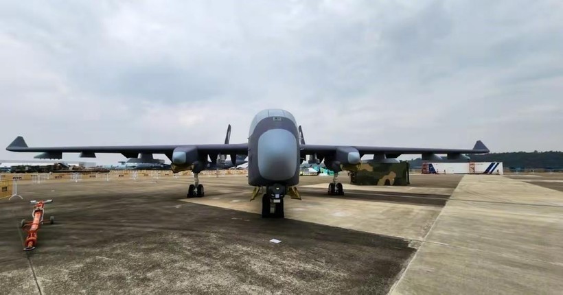 Kích thước chiếc UAV Cửu Thiên lớn tương đương máy bay chiến đấu có người lái. Ảnh: Zhihu. Jiutian tuong duong may bay chien dau tam trung.jpg