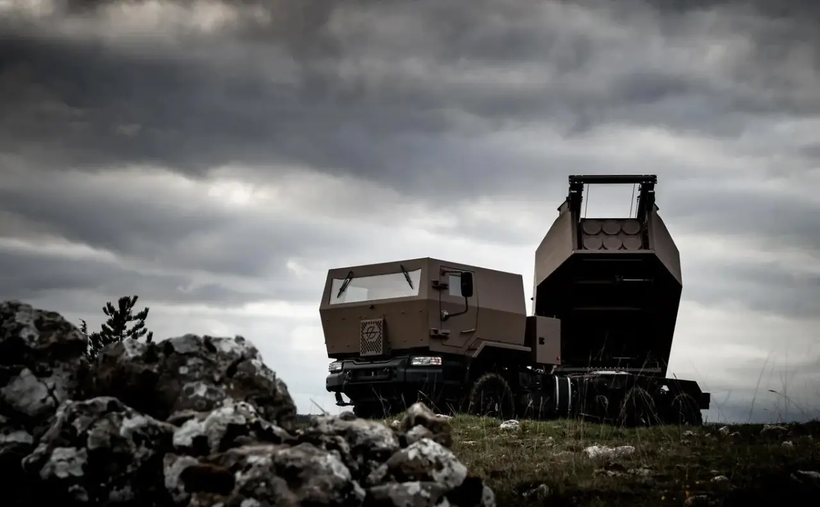 Ngoại hình của Foudre rất giống M142 HIMARS của Mỹ. Ảnh: Topwar. Ngoai hinh kha giong HIMARS.png