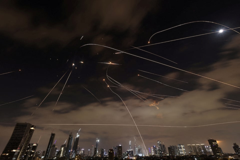 Hình ảnh tên lửa Iran bay tới và Israel phóng tên lửa đánh chặn ở Tel Aviv đêm 15/6. Ảnh: Reuters. Danh chan o Tel Aviv dem 16.png
