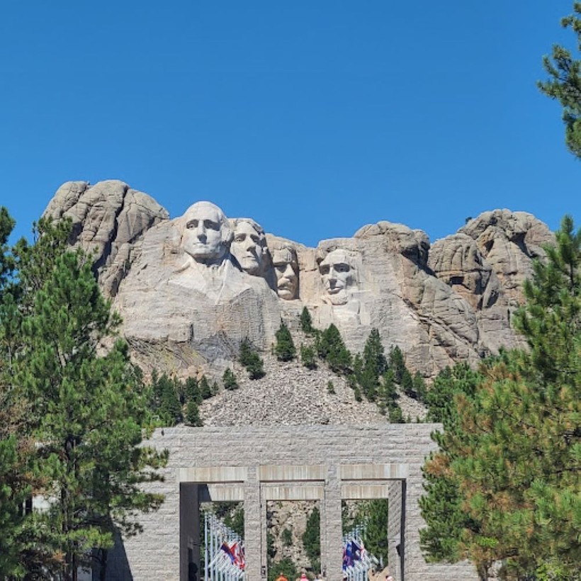 Đề xuất tạc tượng ông Trump tại Công viên quốc gia Núi Rushmore không nhận được sự ủng hộ. Ảnh: QQnews. Tac tuong Trump.jpg