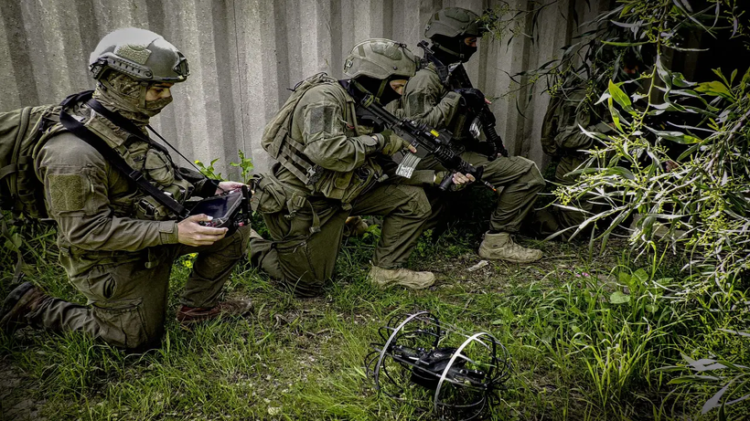 Lính đặc nhiệm Israel đang điều khiển Tarnegol đi làm nhiệm vụ. Ảnh: Topwar. Linh dieu khien UAV.png