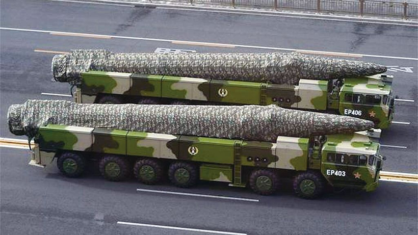 Tại cuộc tổng duyệt, tên lửa bị che này được đồn đoán là DF-27. Ảnh: Chinatimes.