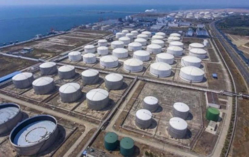 Hiện lượng dầu thô dự trữ của Trung Quốc đứng thứ hai thế giới, gần bằng của Mỹ, 10 tháng đầu năm nay nhập tổng cộng 470 triệu tấn. Ảnh: Creaders.