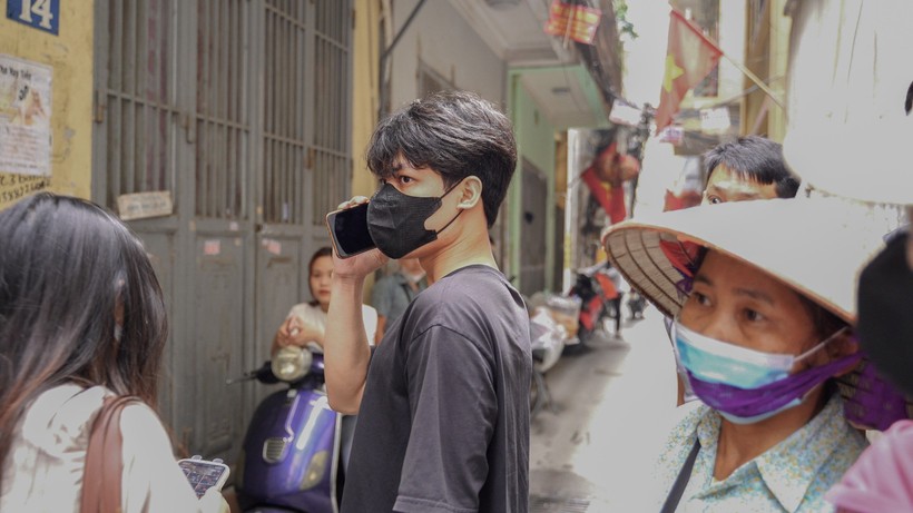 Nhiều người hoảng loạn tìm kiếm thông tin người thân sau vụ cháy. ảnh 1.jpg