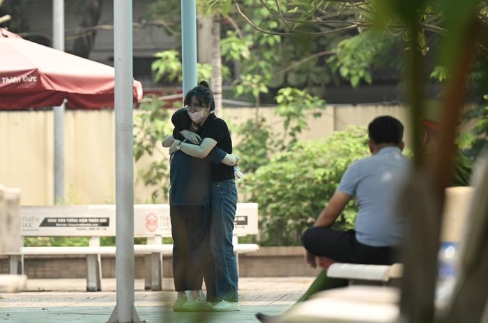 Không khí đau thương tràn ngập nhà tang lễ quận Cầu Giấy. Ảnh: VietNamNet. e6c9a540900f7951201e.jpg