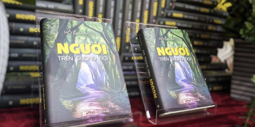 Cuốn sách "Người trên đường đời" là tác phẩm đầu tay của nhà báo Hồ Quang Lợi ở thể loại ký chân dung. 12062024-nguoi-tren-duong-doi-2w.jpg
