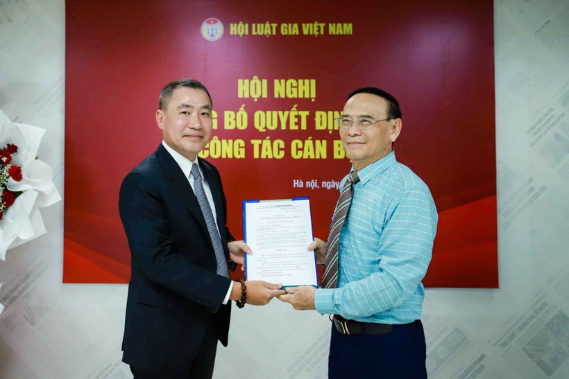 TS. Nguyễn Văn Quyền - Chủ tịch Hội Luật gia Việt Nam trao quyết định bổ nhiệm Tổng biên tập Tạp chí Đời sống và Pháp luật cho nhà báo Phạm Quốc Huy. ong-Pham-Quoc-Huy-giu-chuc-Tong-bien-tap-Tap-chi-doi-song-va-Phap-luat-438125012_1517547792505714_4893708135864848359_n-1718341350-701-width2048height1365.jpg