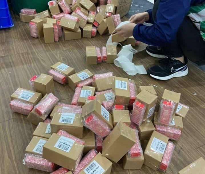 Rất nhiều đơn hàng đã đóng gói được đăng tải nhằm dẫn dụ các “con mồi” tham gia vào các khóa đào tạo bán hàng online. b2-1711345686161.jpg