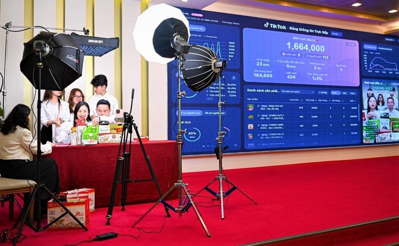 Nhiều người mong muốn học xong khoá học bán hàng online sẽ kiếm được thu nhập khủng. Ảnh: Vietnamnet. ban-hang-1509.jpg