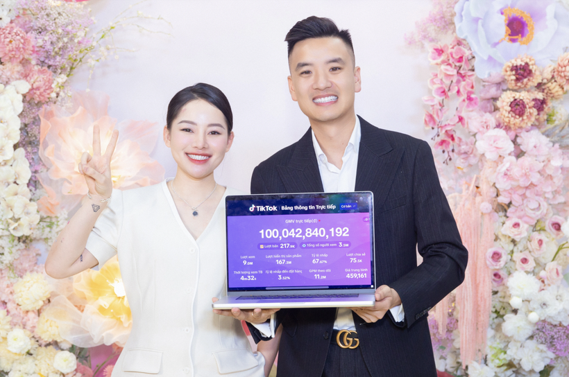 Gia đình Quyền Leo Daily vui mừng với doanh thu hơn 100 tỷ trong phiên livestream. Ảnh: Facebook gia đình Quyền Leo Daily. livestream-ban-hang-3306.png