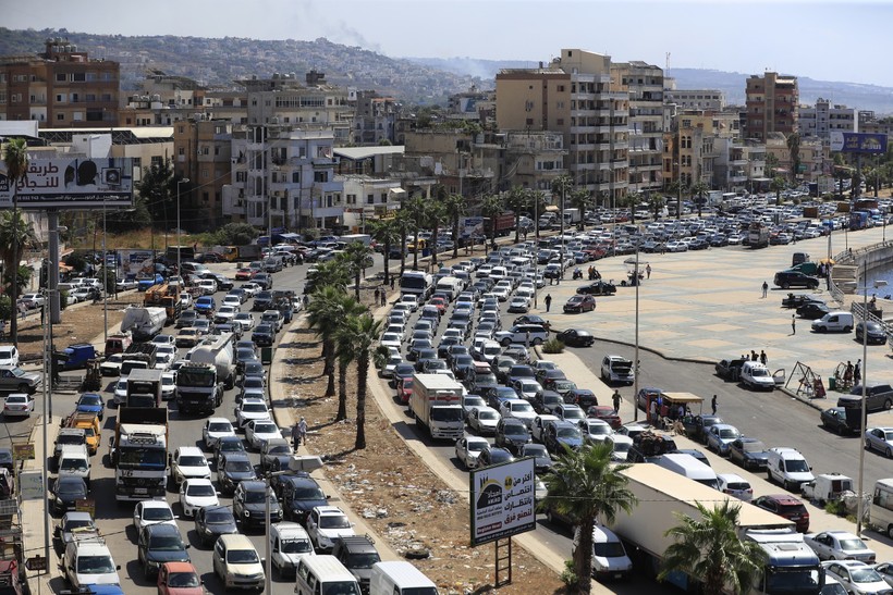 Người dân tại Lebanon nhanh chóng di rời khi phát ra cảnh báo chiến sự tại Lebanon (Ảnh: Reuters) AP24267421231405-1727099120.jpg