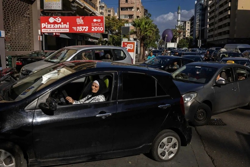 Người dân ở Beirut xếp hàng dày đặc đổ xăng để rời thành phố. (Ảnh: New York Times) z5860918977203_e650907806109b2d50284c8b8d0fad8d.jpg.jpg