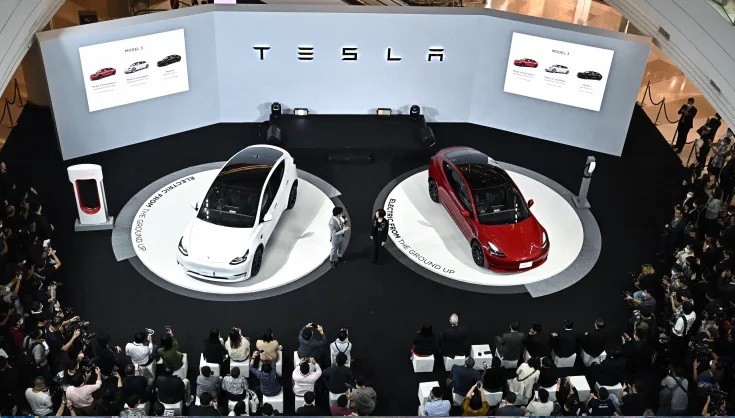 Tesla Model Y (trái) và Model 3 tại Bangkok vào ngày 7/12/2022. Ảnh minh họa CNBC.
