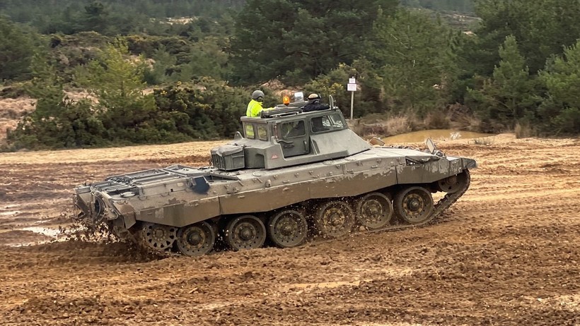 Huấn luyện lính lái xe Ukraine trên Xe tăng huấn luyện lái xe Challenger 2 (DTT). Tháng 2/2023 tại Vương quốc Anh. Ảnh: Bộ Quốc phòng Anh.