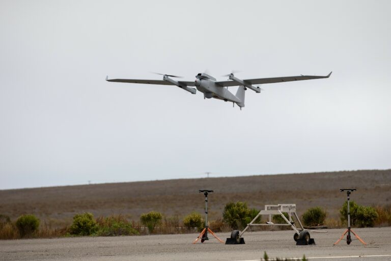 Hệ thống máy bay không người lái Jump 20 Group 3 cất cánh ngày 13/10/2022, trên đảo San Clemente, California. Ảnh Quân đội Mỹ/Spc. Collin MacKown