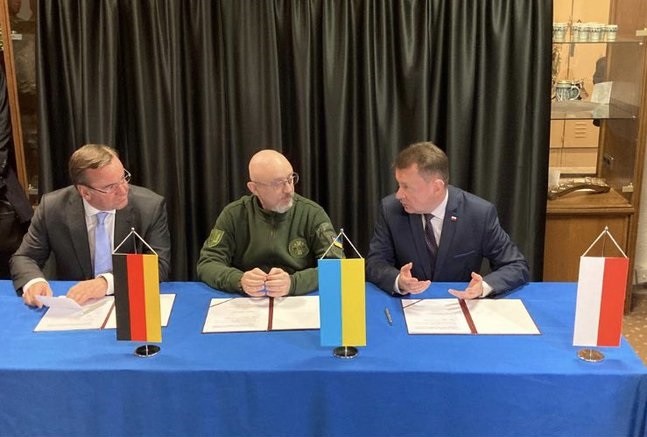 Các bộ trưởng quốc phòng Đức, Ba Lan, Ukraine ký thỏa thuận thành lập trung tâm sửa chữa Leopard - 2 trên lãnh thổ Ba Lan. Ảnh Oleksii Reznikov