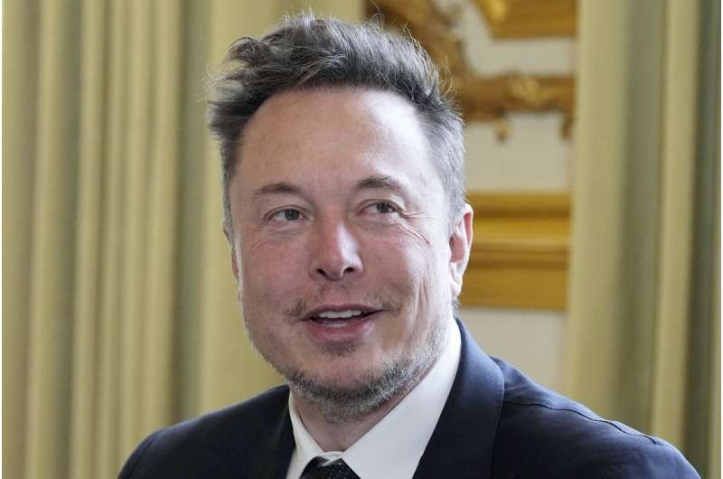 Giám đốc điều hành Tesla, Elon Musk trước cuộc hội đàm với Tổng thống Pháp Emmanuel Macron, ngày 15/5/ 2023 tại Cung điện Elysee ở Paris. Ảnh AP / Michel Euler, Pool GMTesla02.jpg