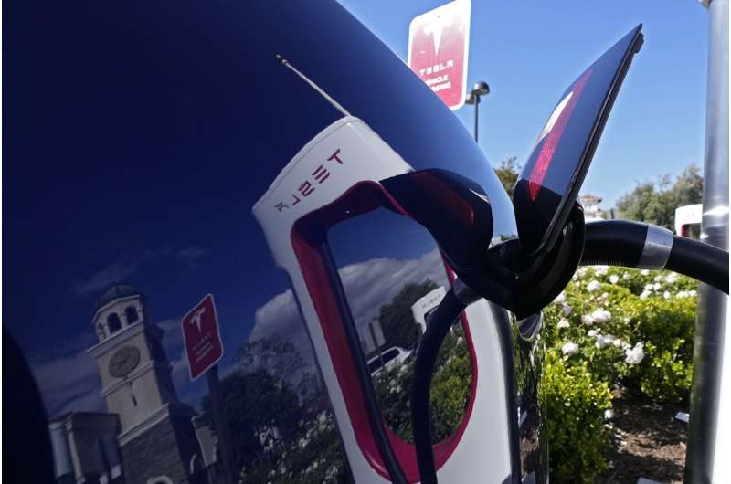Xe điện Tesla nạp điện ở các bộ sạc Tesla, ngày 10/5/ 2023, tại Westlake, California. Ảnh: AP/Mark J. Terrill GMTesla04.jpg