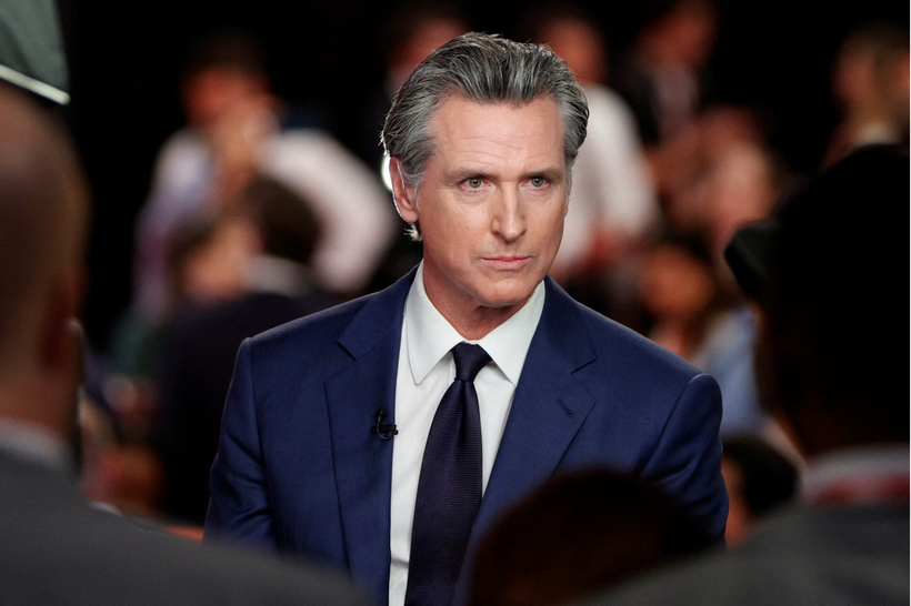 Thống đốc bang California Gavin Newsom tiếp xúc nhà báo tại thành phố Atlanta (Ảnh: Reuters) Capture.PNG
