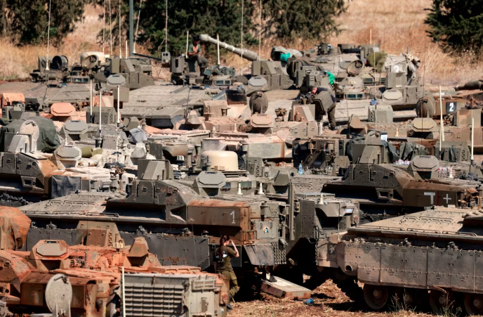 Xe tăng và xe bọc thép của quân đội Israel được triển khai ở vùng Thượng Galilee, miền Bắc Israel gần biên giới với Lebanon (Ảnh: AFP) Ảnh chụp màn hình 2024-10-02 151433.png