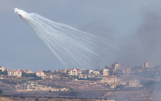 Quân đội Israel bắn pháo vào Lebanon (Ảnh: Reuters) Ảnh chụp màn hình 2024-10-02 154038.png