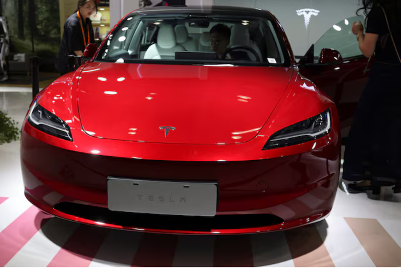 Mẫu xe Model 3 của Tesla được trưng bày tại Hội chợ Thương mại Dịch vụ Quốc tế Trung Quốc (CIFTIS) ở Bắc Kinh. Ảnh: Reuters.