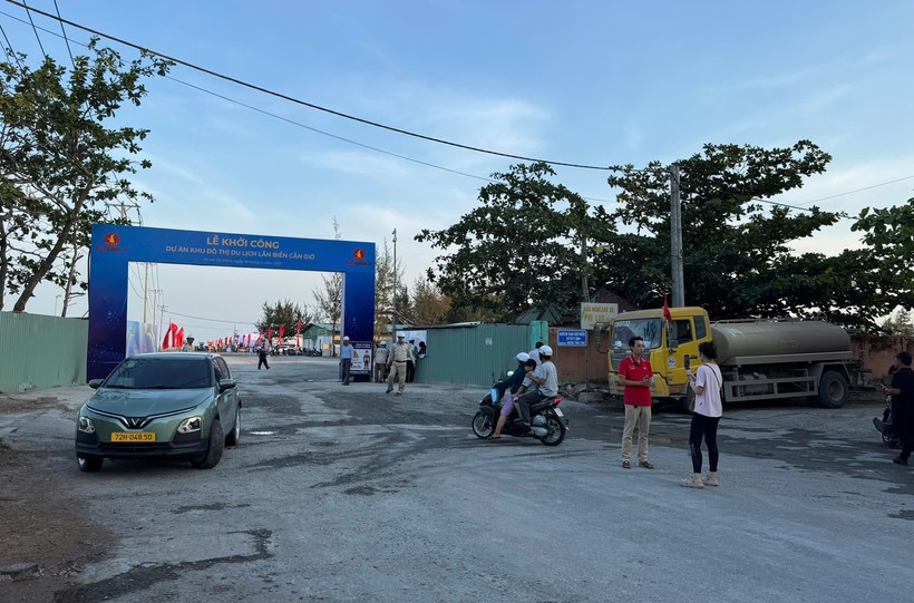 Nhiều đại dự án khởi công kéo theo làn sóng sàn môi giới, khách hàng và nhà đầu tư đổ vào Nam. vinhomes-can-gio-truoc-ngay-khoi-cong-1745015710.jpg