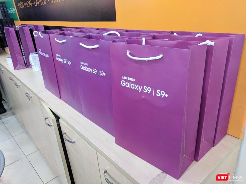 Galaxy S9/S9+ trong ngày mở bán chính thức đầu tiên tại Việt Nam ảnh 8 Galaxy S9/S9+ trong ngày mở bán chính thức đầu tiên tại Việt Nam ảnh 8