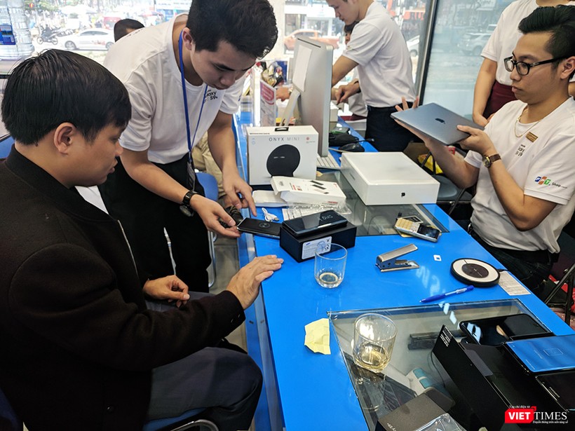Galaxy S9/S9+ trong ngày mở bán chính thức đầu tiên tại Việt Nam ảnh 6 Galaxy S9/S9+ trong ngày mở bán chính thức đầu tiên tại Việt Nam ảnh 6