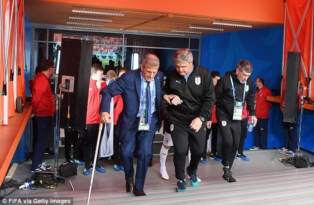 Ông Tabárez luôn cần sự trợ giúp của nhân viên hậu cần khi di chuyển. Ảnh: FIFA
