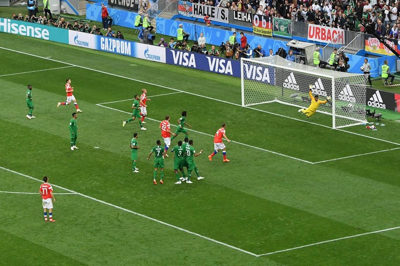 Thủ môn Al-Malouf đoán sai hướng trong pha sút phạt của Golovin. Ảnh: Independent