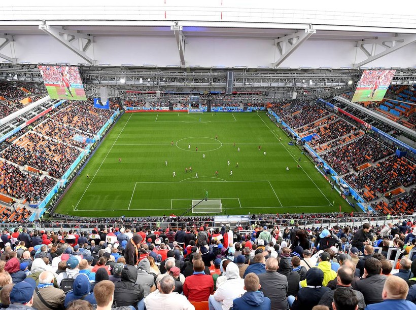 Sân Ekaterinburg Arena thừa rất nhiều chỗ trống (màu cam). Ảnh: Independent