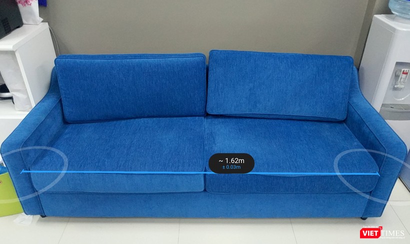 Khi các bề mặt phẳng đã được xác định, công cụ đo sẽ hiển thị ở góc dưới của màn hình. Hãy kéo chúng vào vị trí bạn cần để xác định kích thước.